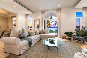 Sea view luxury 6 bedroom Villa plus driver and maid room in Palm Jumeirah